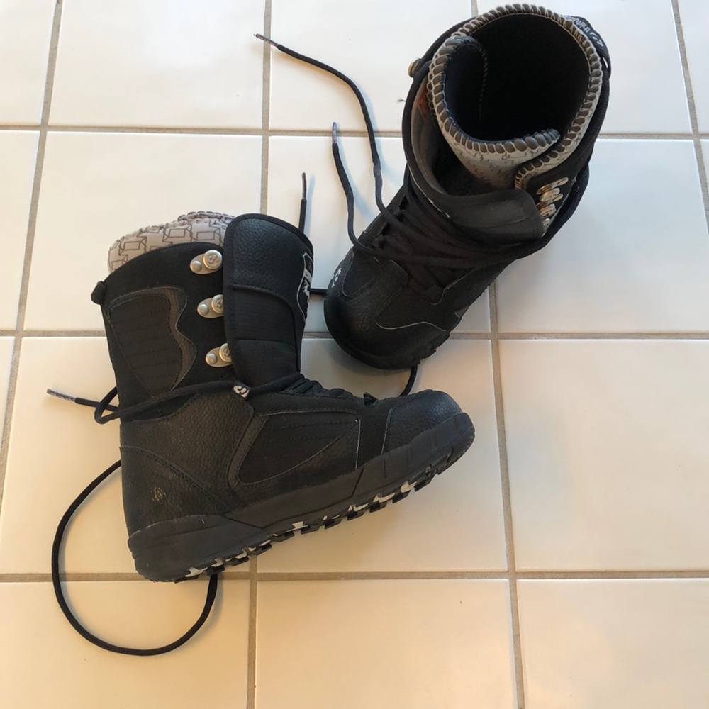 snowboard boots black size 6  Brand Thirty-Two great condition